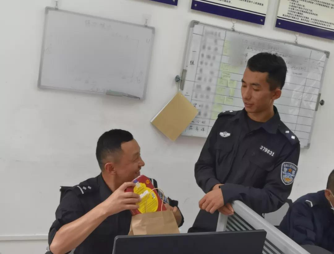 教师节之际，戍边民警为何给师父送了一袋面膜？